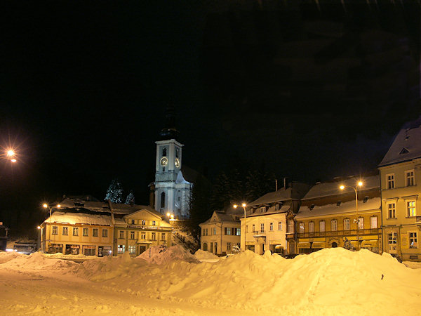 Der Marktplatz mit der Kirche der hl. Maria Magdalena.