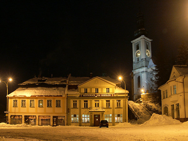 Severozápadní roh náměstí s kostelem sv. Máří Magdaleny.