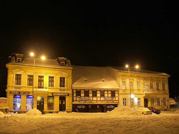 Jižní strana náměstí s muzeem.