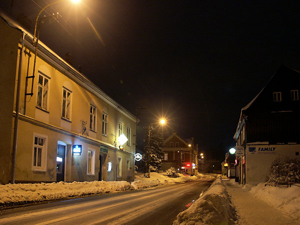 Ulice vedoucí z náměstí směrem do Chřibské.