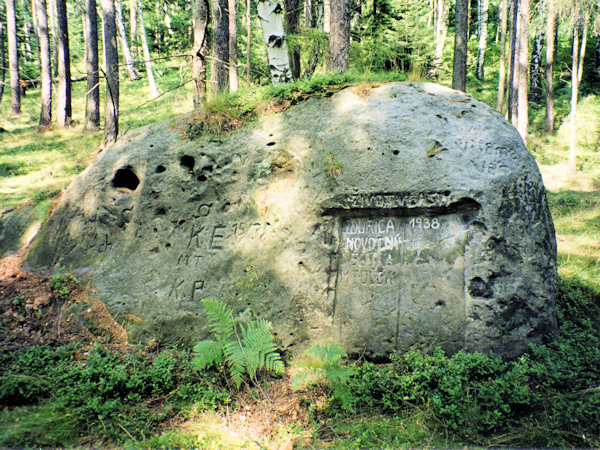 Zajímavou památkou na září 1938 je pískovcová skalka na Zámeckém vrchu u Heřmanic s vyrytými jmény vojáků, kteří tehdy měli bránit republiku proti nacistům.
