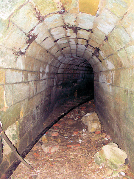 Der sorgfältig ausgemauerte Tunnel des Wassergrabens der ehemaligen Weberei bei Na potokách (Bachhäuser).