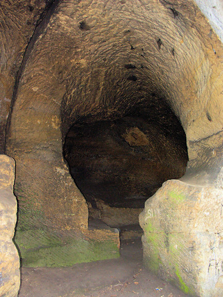 Die künstlich ausgemeisselte Höhle Malá Cikánská jeskyně (Kleine Zigeunerhöhle) bei Sloup (Bürgstein).