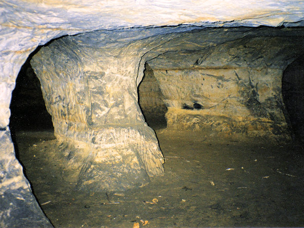 Die Riedelova jeskyně (Riedelhöhle) bei Dolní Prysk (Niederpreschkau).