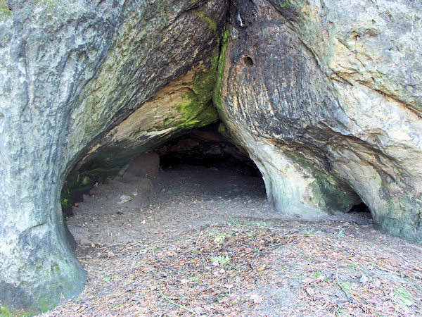 Die Höhle Ševcovská díra (Schusterloch) auf dem Dutý kámen (Hohlstein) bei Cvikov (Zwickau).