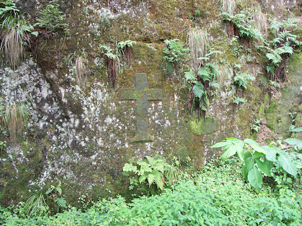 Kreuz auf einem Felsen an der Einschicht Na Potokách (Bachhäuser).