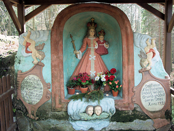 Do skály vytesaný oltář Lipnické kaple.