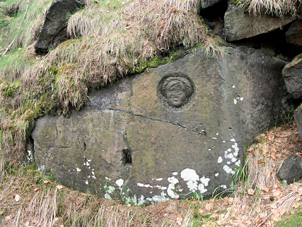 Reliéf tváře ve starém lomu na jižním svahu Jedlové.