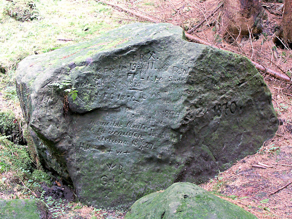 Kámen se symboly a nápisy v Míšeňském dole.