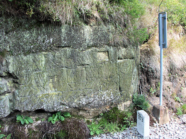 Nápisy vyryté do stěny železničního zářezu u Bukových skal.