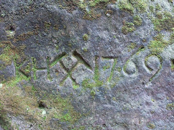 Do jedné ze skal ve Stříbrných dolech jsou vyryté iniciály s hornickými kladívky a letopočtem 1769.
