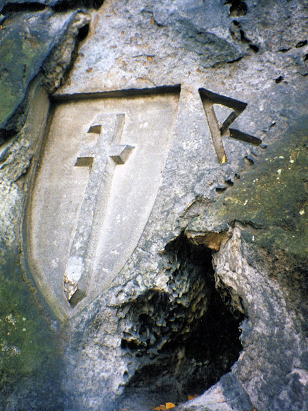 Ein in den Felsen gehauenes Wappen oberhalb des Švédská díra (Schwedenloch) bei Sloup (Bürgstein).
