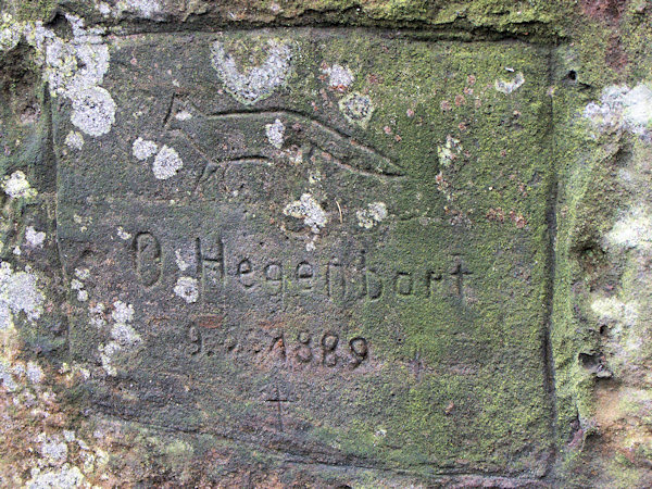 Eine in den Felsen an der Aussicht oberhlab des Konvalinkový důl (Zaukengrund) eigemeisselte Tafel.