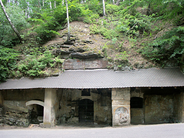 Průčelí skalní kaple Božího hrobu u silnice z Velenic do Brniště.