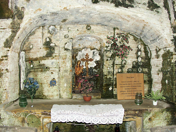 Hlavní oltář kaple Božího hrobu u Velenic.