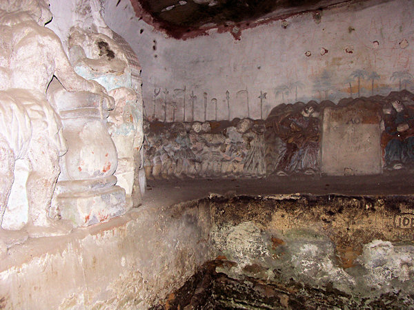 Das mit Reliefen geschmückte Innere der Grab Gottes-Kapelle bei Velenice (Wellnitz).
