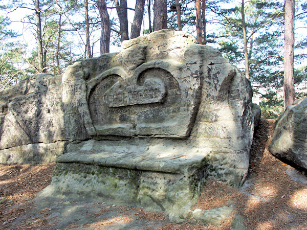 Ze skály vytesaná lavice Karolínina odpočinku na Dutém kameni u Cvikova.