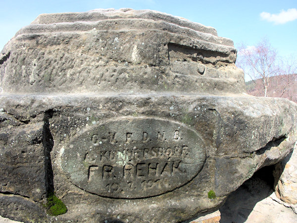 Medailon Franze Řeháka na kamenném stolu na Dutém kameni u Cvikova.