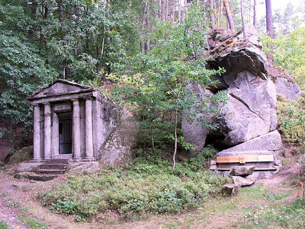 Tiché zákoutí se skalní kaplí a lavicí u cesty z Drnovce do Kunratic.
