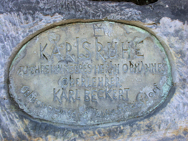 Medailon Karla Beckerta na bývalé vyhlídce Karlsruhe u Kunratic.