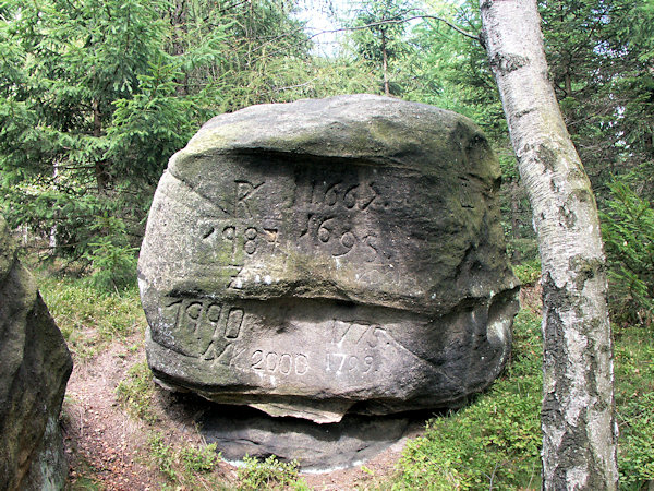 Hraniční skalka s letopočty na temeni Zigeunerbergu.
