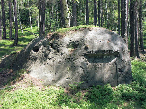 Felsen mit Soldatennamen aus 1938 am Südwesthange des Zámecký vrch (Schlossberg) bei Heřmanice (Hermsdorf).