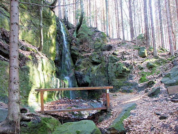 Boční strž v údolí Lučního potoka s uměle vytvořeným vodopádem.