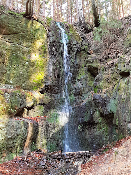 Wasserfall in Údolí Lučního potoka (Wiesenwassertal).