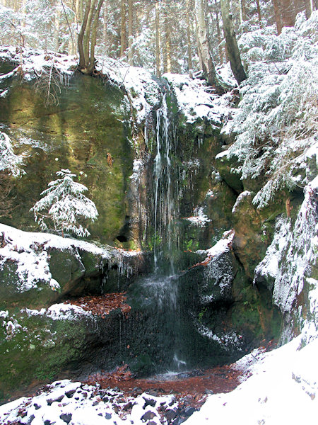 Vodopád v údolí Lučního potoka v zimě.
