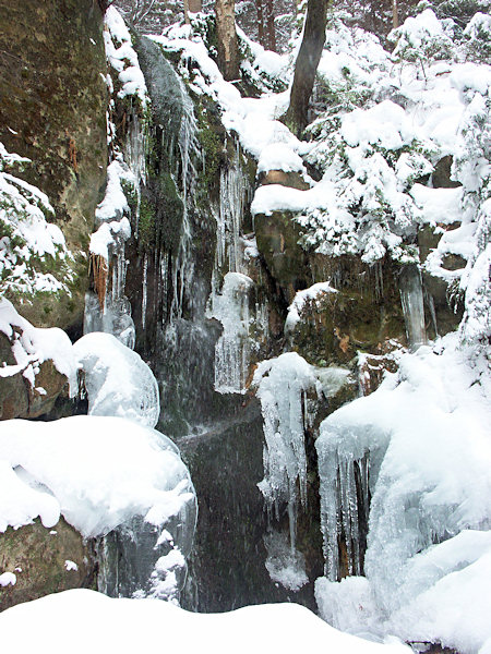 Wasserfall in Údolí Lučního potoka (Wiesenwassertal) im Winter.