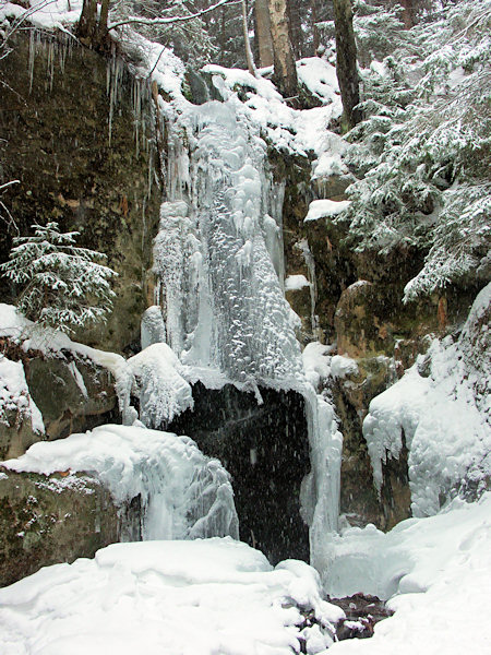 Vodopád v údolí Lučního potoka s ledovým krunýřem.