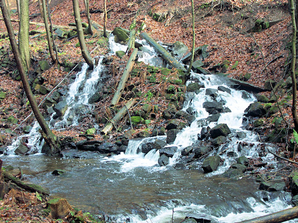 Rousínovský vodopád vytéká z rozbořeného náhonu bývalé sklárny Rotmühle.