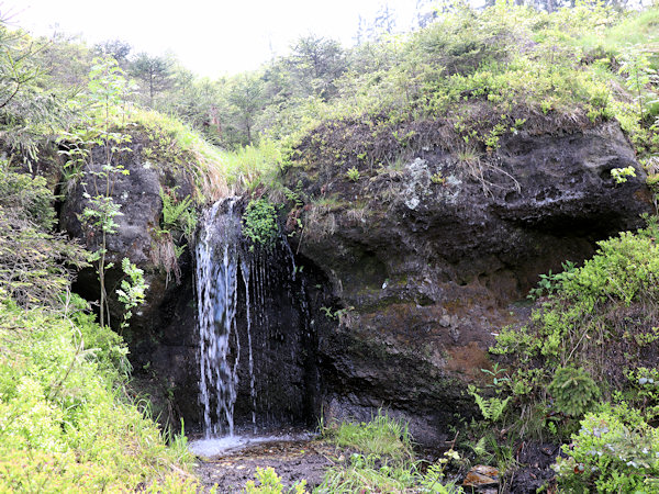 Wasserfall unter dem Široký kopec (Breiteberg).