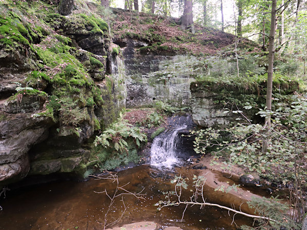Wasserfall am Auslauf des alten Wassergraben oberhalb des Jeřabák-Teichs bei Dolní Chřibská (Nieder Kreibitz).