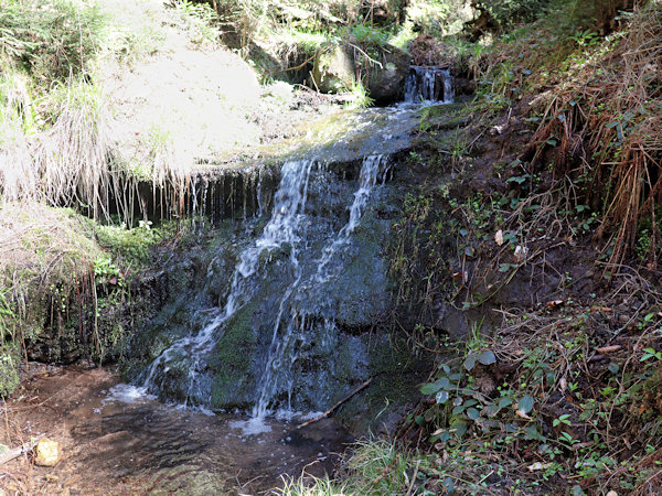 Panský Wasserfall am Malý Vlčí potok unterhalb des Kamenný vrch (Steinberg).