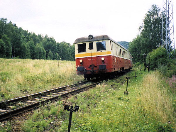 Motorový osobní vlak z Děčína do Jedlové projíždí údolím nad Horní Kamenicí.