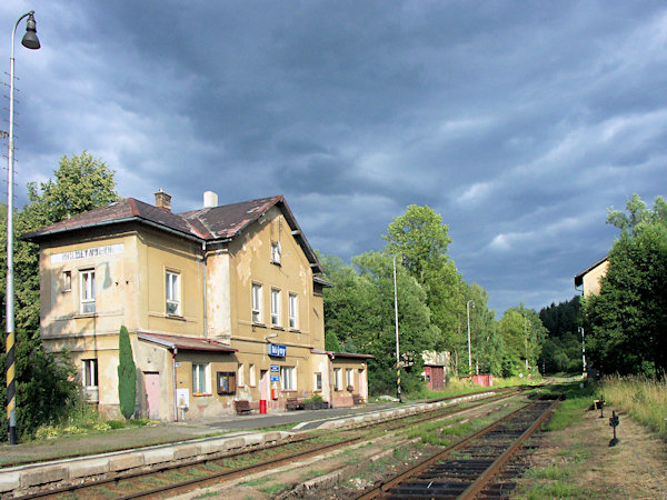 Nádraží v Mlýnech na trati z Děčína do Rumburka v létě 2006.