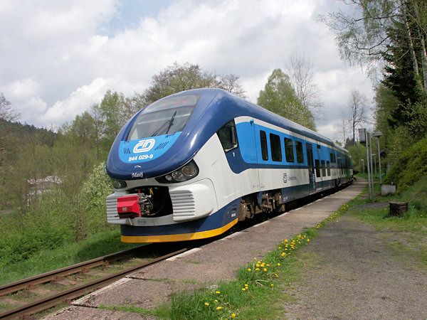 Motorová jednotka řady 844 „Regioshark“ z Rumburka do Děčína zastavila v Kytlicích.