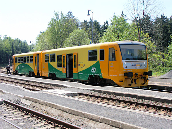 Osobní vlak z Děčína čeká v Jedlové na odjezd do Rumburka.