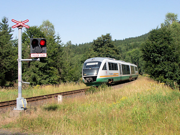 Osobní vlak z Rumburka přijíždí do Jedlové.