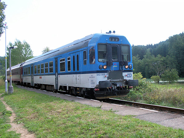 Osobní vlak z Liberce do České Lípy zastavuje ve Lvové.