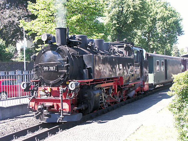 Parní lokomotivy řady 99 jsou neodmyslitelnou součástí provozu na výletní trati ze Žitavy do Oybinu a Jonsdorfu. Tato je právě připravená vyjet s osobním vlakem ze Žitavy do Oybinu.