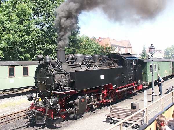 Parní lokomotiva řady 99.749 s osobním vlakem je připravená k odjezdu z Bertsdorfu do Jonsdorfu.