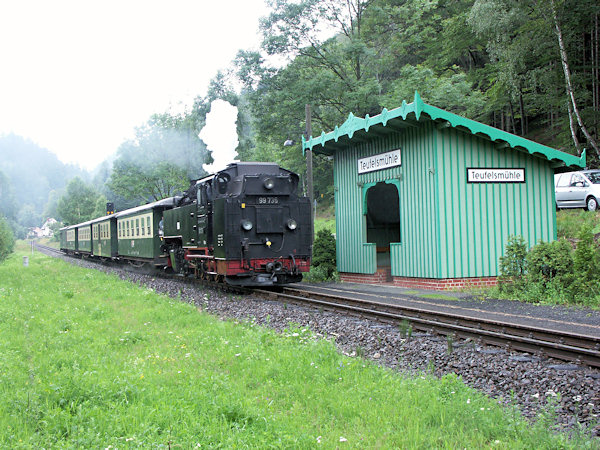 Parní lokomotiva s osobním vlakem z Oybinu přijíždí do zastávky Teufelsmühle.