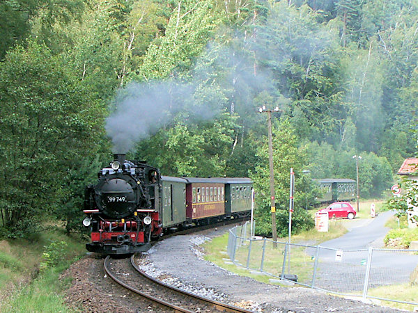 Osobní vlak, tažený lokomotivou řady 99.749 projíždí údolím z Teufelsmühle do Oybinu.