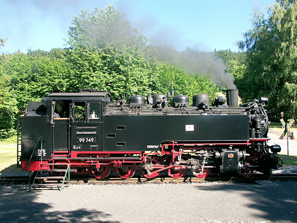 Úzkorozchodná parní lokomotiva řady 99.749 v koncové stanici Jonsdorf.