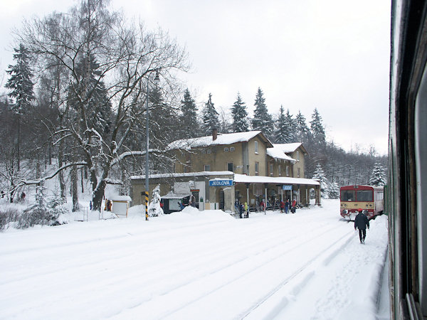 Pohled na zasněžené nádraží v Jedlové z rychlíku do Rumburka.