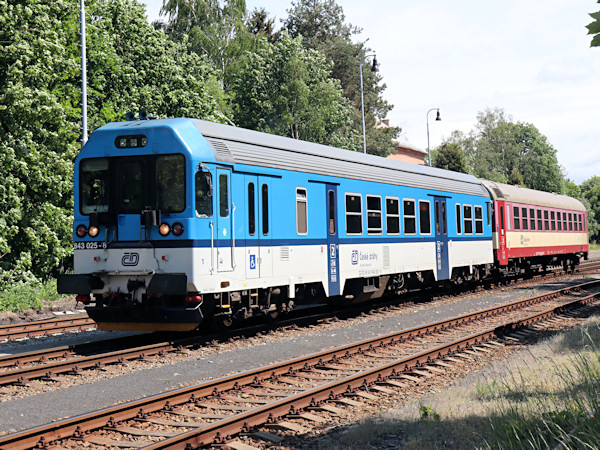 Osobní vlak ČD z Mladé Boleslavi odjíždí ze Svoru do Rumburka.