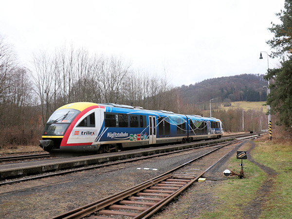 Osobní vlak Trilexu z Mladé Boleslavi do Rumburka odjíždí ze Svoru.