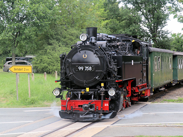 Osobní vlak ze Žitavy přijíždí do stanice Bertsdorf.